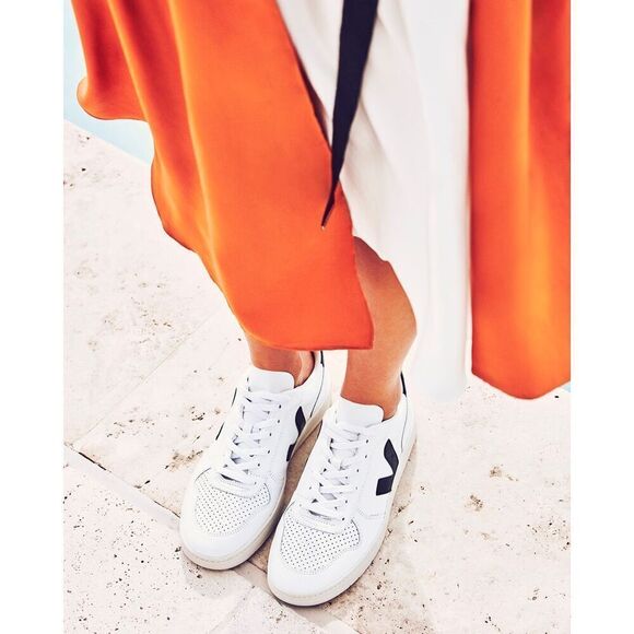 Veja Women's White Black V-10 CWL Lace Up Leather Sneaker Shoes Size 9 NWOT - Picture 2 of 11